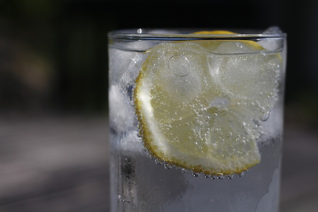 citronová voda s ledem